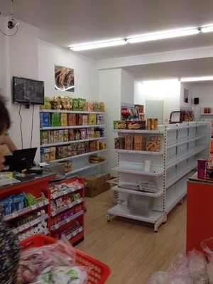 商超货架与PET塑料食品盒 休闲零食陈列的完美搭档